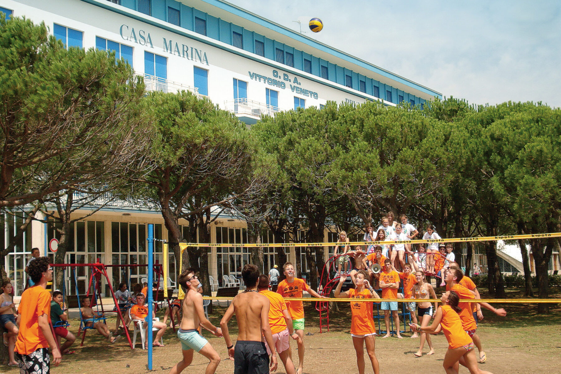 Campo di Beach Volley con ragazzi che giocano di fronte alla casa per ferie Casa Marina di Caorle