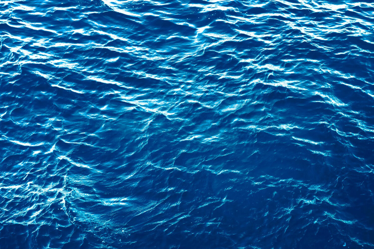 mare blu visto da una ipotetica barca