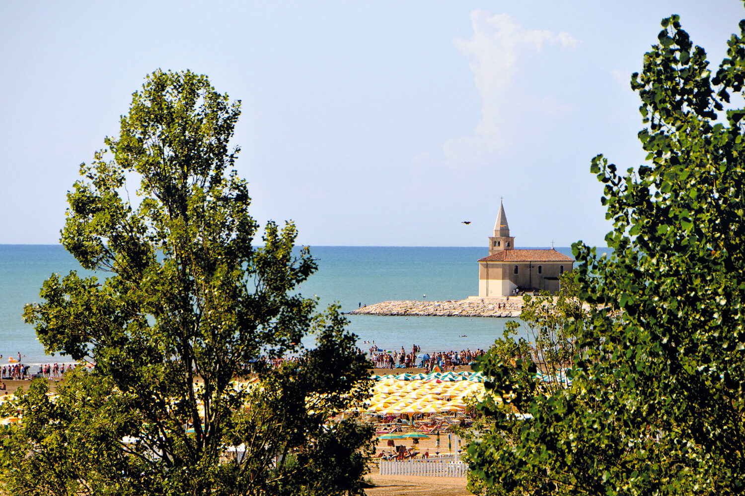 Vista della spiaggia e della Chiesa della Madonna dell'Angelo di Caorle dalla Casa Marina
