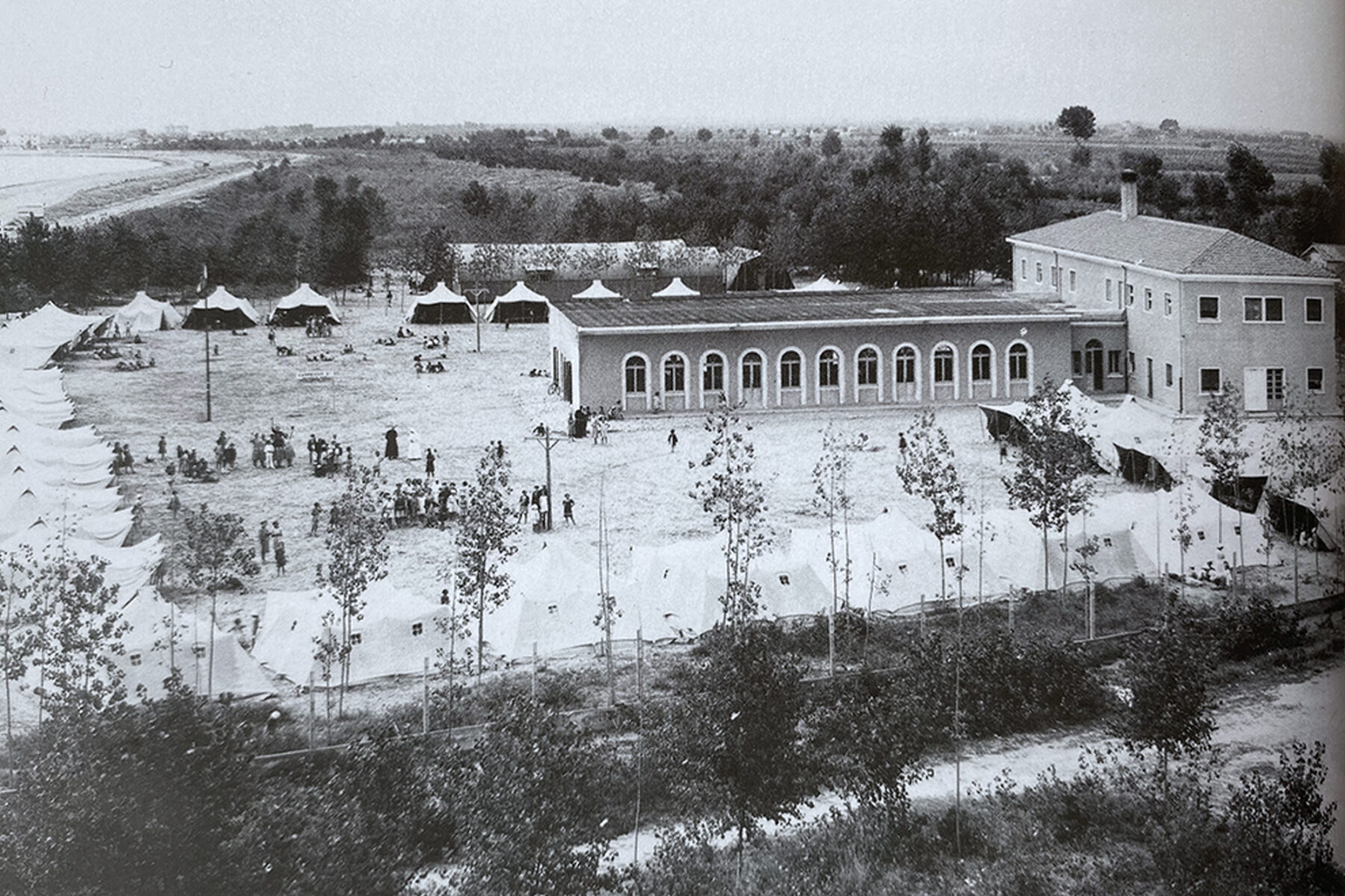 Foto d'epoca del 1948 che mostra l'allora colonia marina con un'edificio e tutte tende intorno