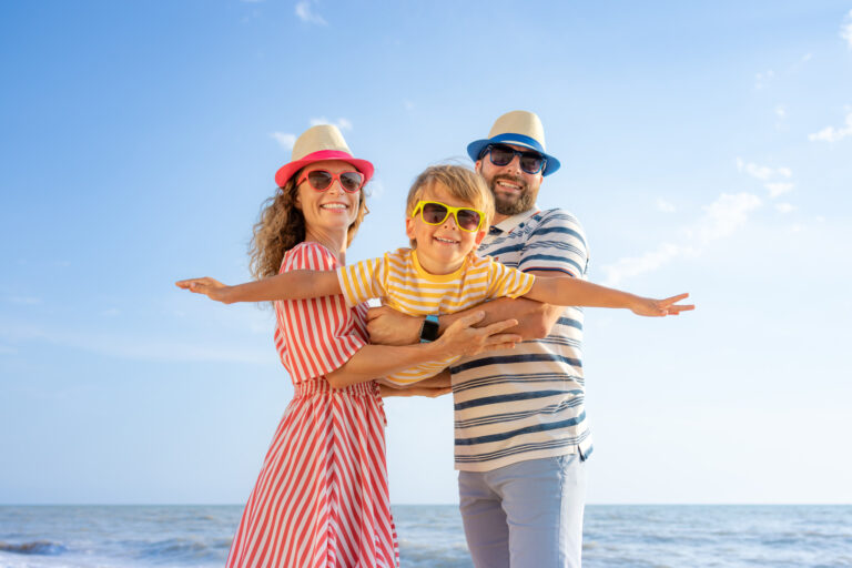 Famiglia felice in riva al mare vestiti alla marinara
